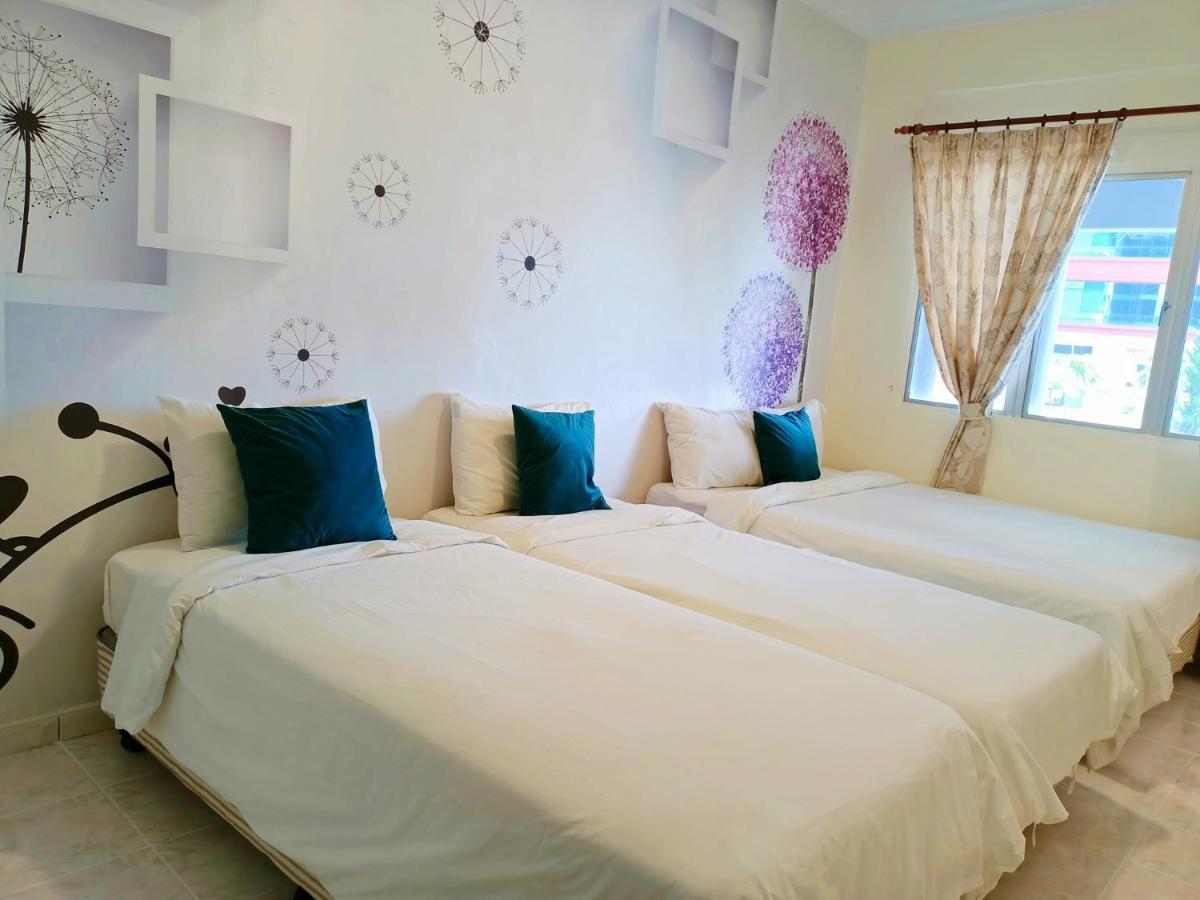 Perdana Serviced Apartment & Resorts Padang Mat Sirat Esterno foto