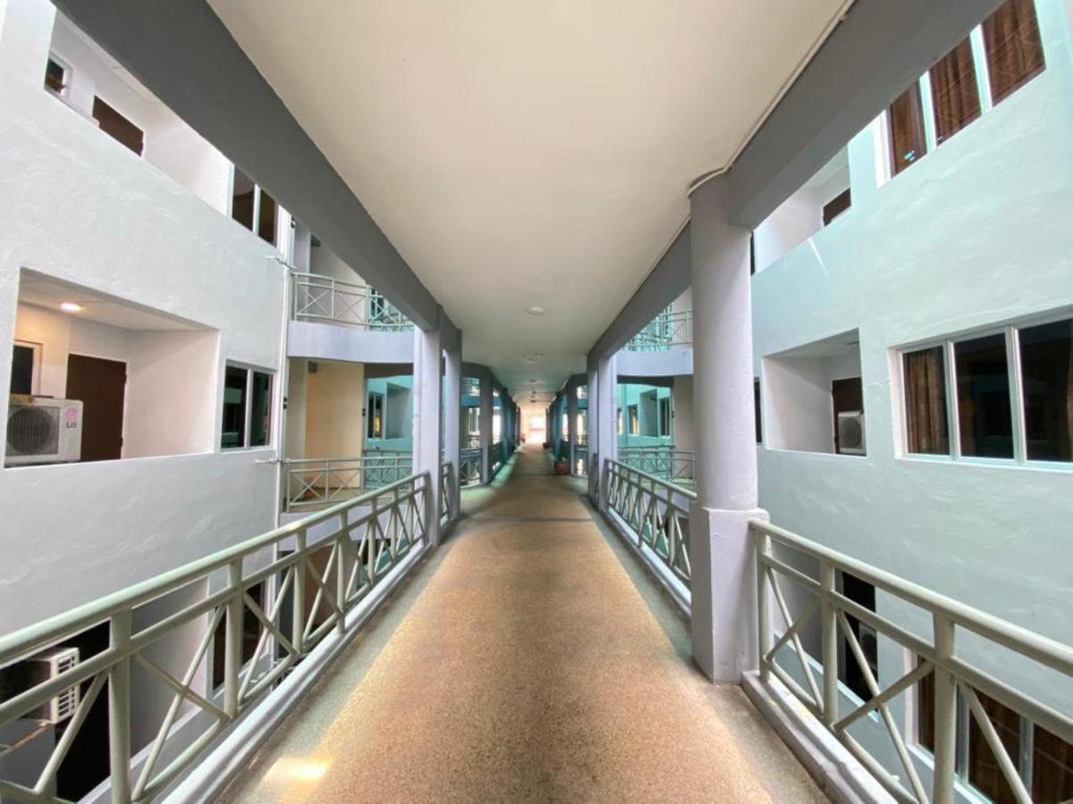 Perdana Serviced Apartment & Resorts Padang Mat Sirat Esterno foto