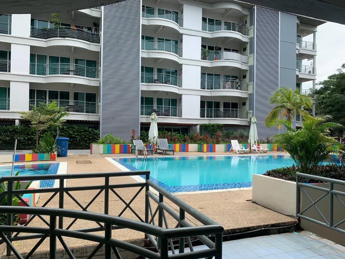 Perdana Serviced Apartment & Resorts Padang Mat Sirat Esterno foto