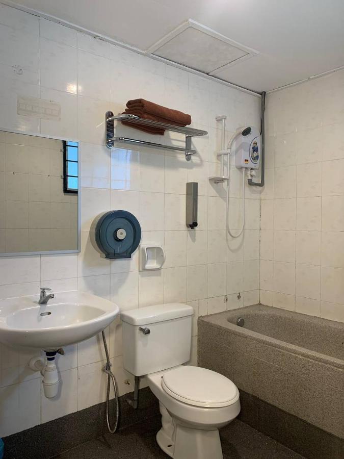 Perdana Serviced Apartment & Resorts Padang Mat Sirat Esterno foto