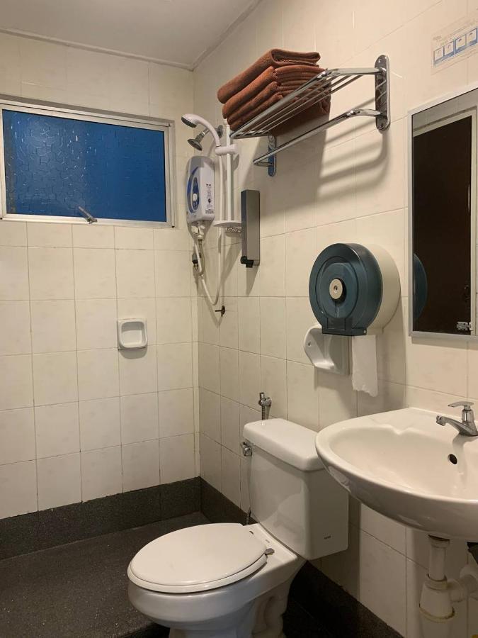 Perdana Serviced Apartment & Resorts Padang Mat Sirat Esterno foto