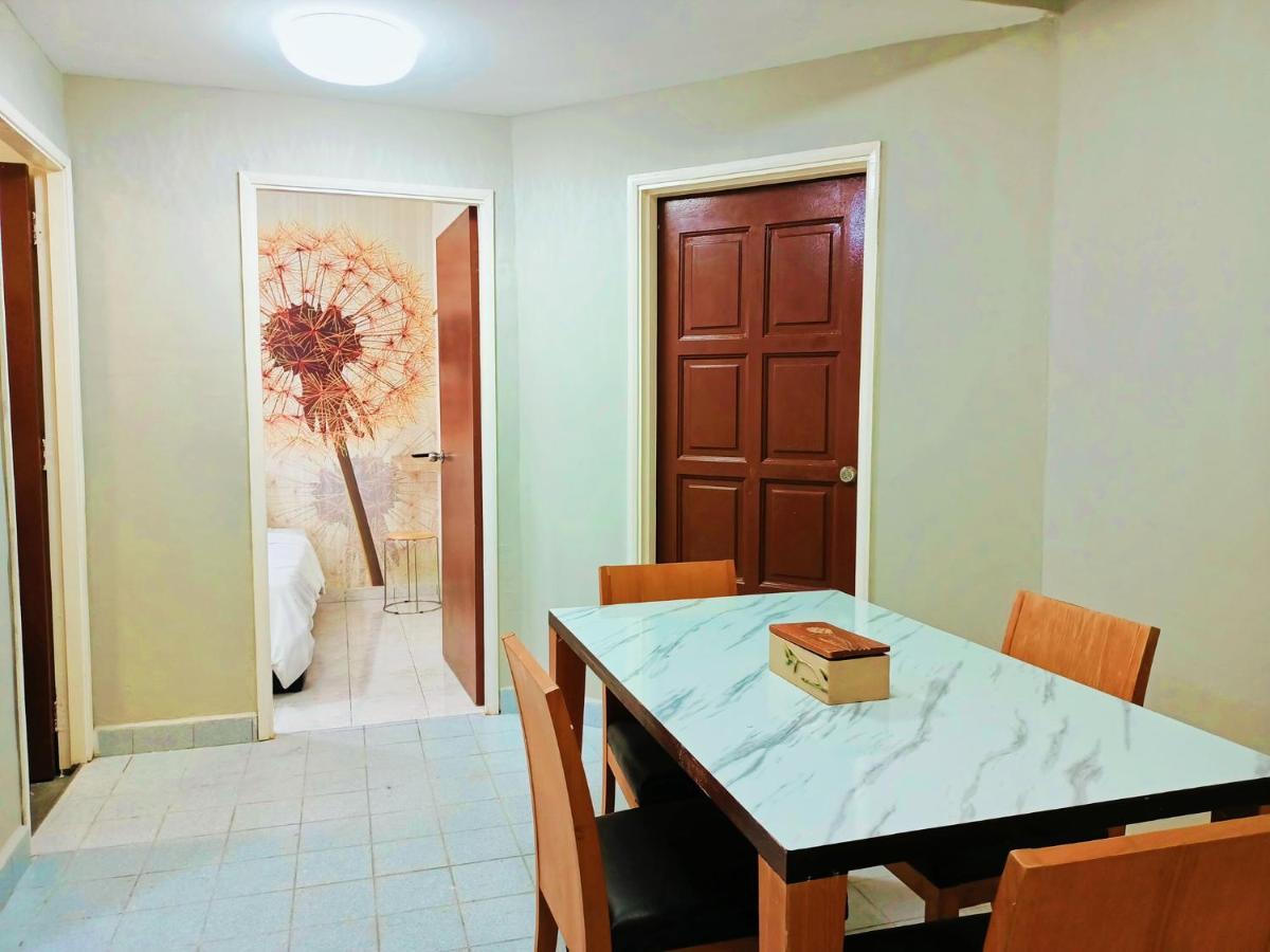 Perdana Serviced Apartment & Resorts Padang Mat Sirat Esterno foto