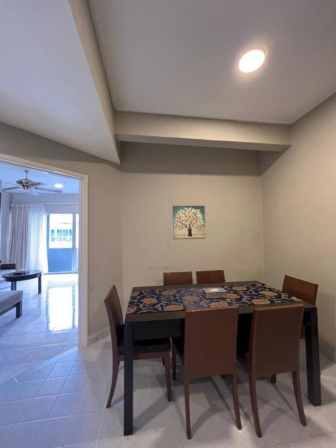 Perdana Serviced Apartment & Resorts Padang Mat Sirat Esterno foto