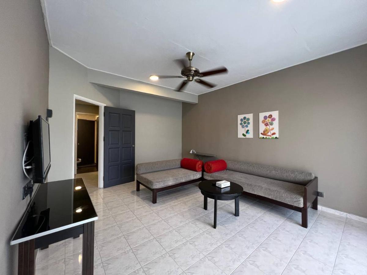Perdana Serviced Apartment & Resorts Padang Mat Sirat Esterno foto