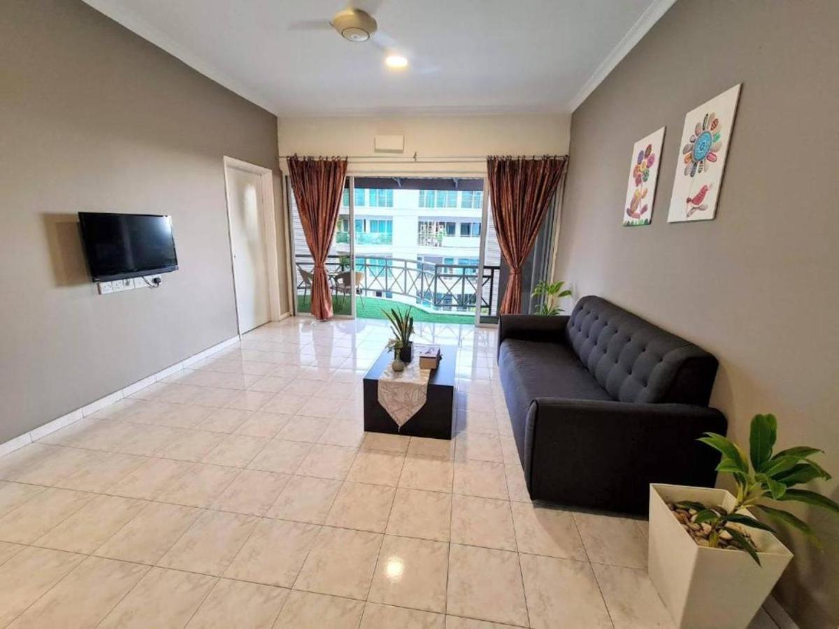 Perdana Serviced Apartment & Resorts Padang Mat Sirat Esterno foto