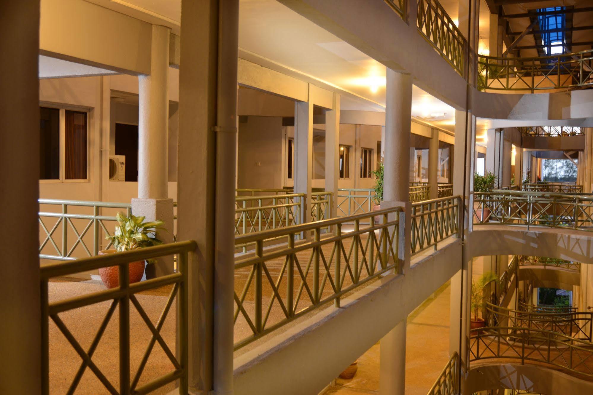 Perdana Serviced Apartment & Resorts Padang Mat Sirat Esterno foto