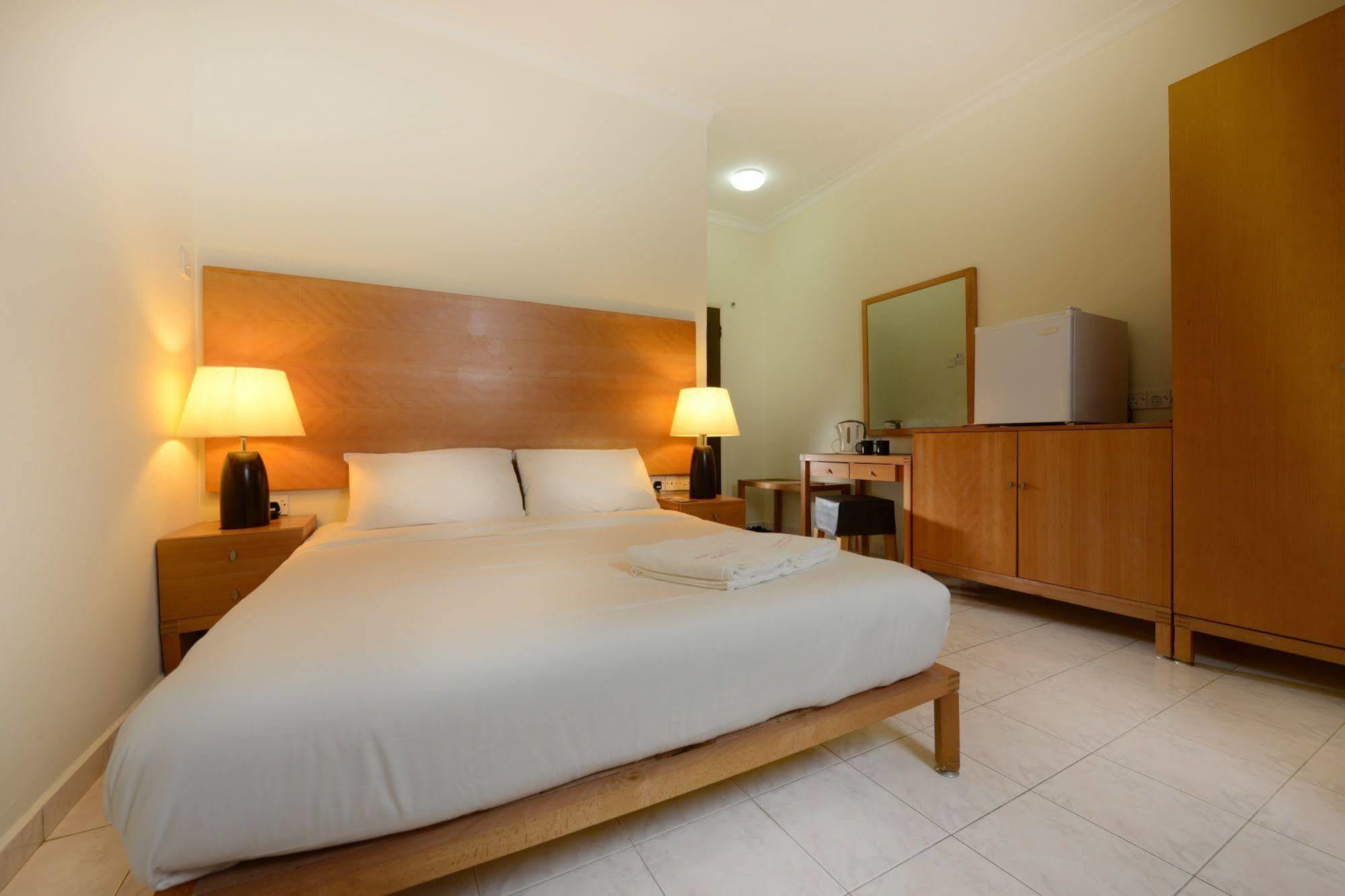 Perdana Serviced Apartment & Resorts Padang Mat Sirat Esterno foto