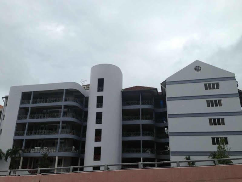 Perdana Serviced Apartment & Resorts Padang Mat Sirat Esterno foto
