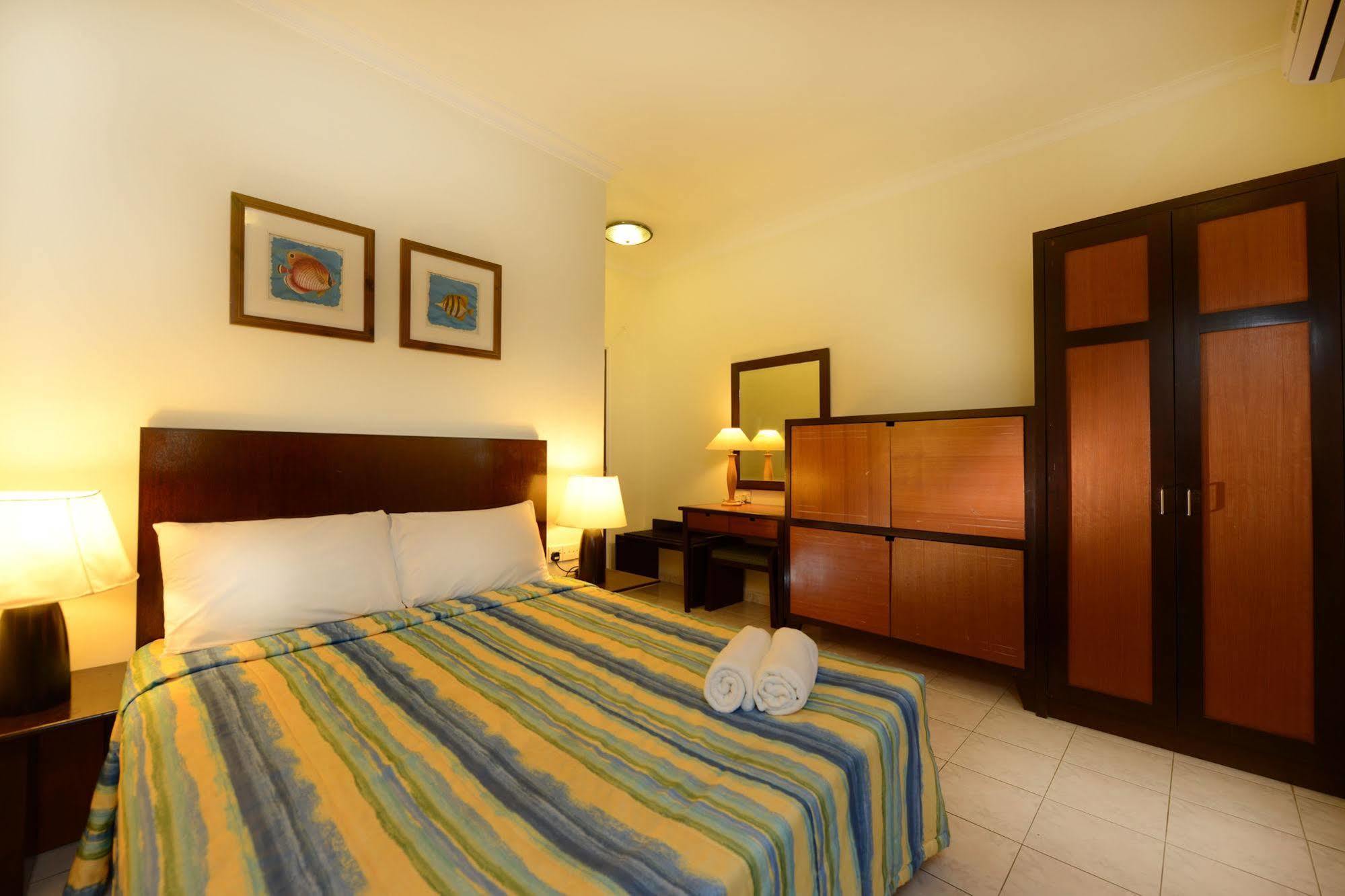 Perdana Serviced Apartment & Resorts Padang Mat Sirat Esterno foto