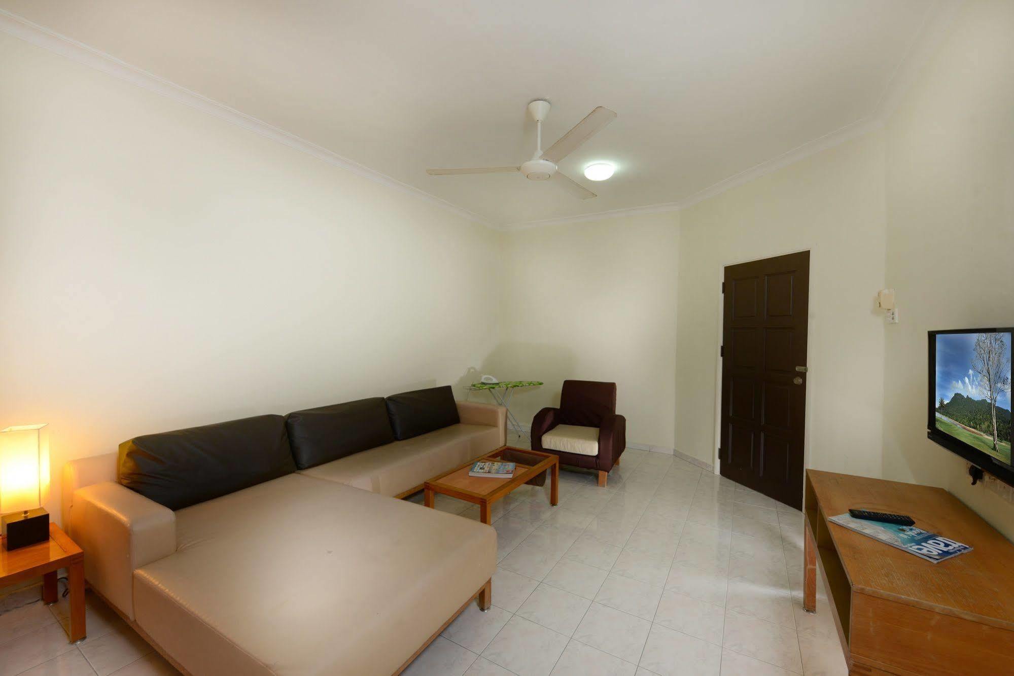 Perdana Serviced Apartment & Resorts Padang Mat Sirat Esterno foto